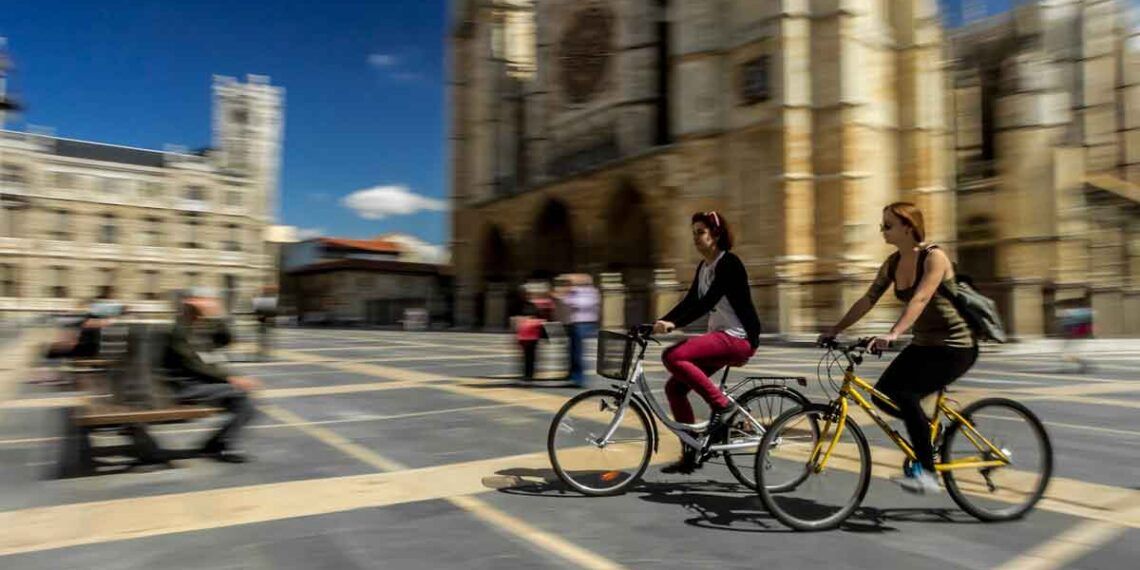 לאוֹן: ארכיאולוגיה, זיכרון ספרדי וטעמים בין חומות עתיקות