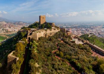 מתחת למצודה של לורקה ישן בית כנסת שלם כבר 530 שנה